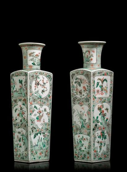 CHINE - XIXe siècle Paire de vases carrés en porcelaine à col évasé à décor en émaux...