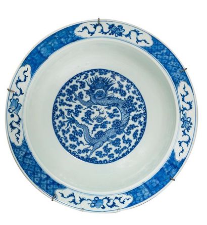CHINE - XIXe siècle Grand plat creux en porcelaine à décor en bleu sous couverte...
