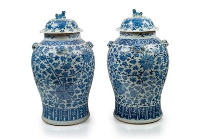 CHINE - Fin XIXe siècle Paire de potiches couvertes en porcelaine bleu blanc à décor...