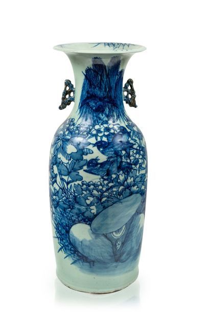 CHINE - Vers 1900 Grand vase à col évasé et deux anses en porcelaine bleu blanc à...