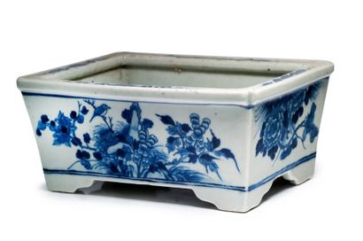 CHINE - XIXe siècle Jardinière de forme rectangulaire en porcelaine bleu blanc à...