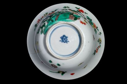 CHINE - EPOQUE KANGXI (1662 - 1722) Paire de bols légèrement évasés à décor en émaux...