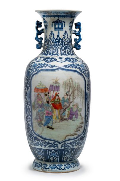 CHINE - XXe siècle Deux vases balustre à col ouvert en porcelaine bleu blanc ornée...