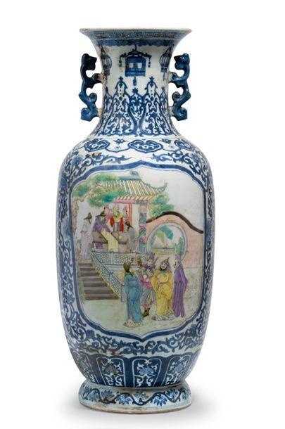 CHINE - XXe siècle Deux vases balustre à col ouvert en porcelaine bleu blanc ornée...