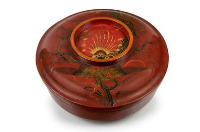JAPON - Epoque MEIJI (1868 - 1912) Grande boite ronde en laque rouge décorée en hira...