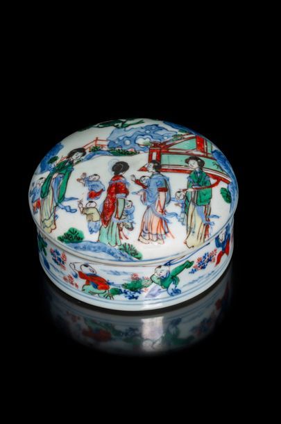 CHINE - XVIIIe siècle Bas de boîte et un couvercle en porcelaine décorée en bleu...