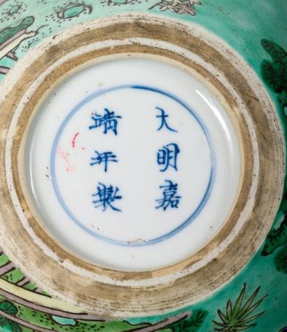 CHINE - EPOQUE KANGXI (1662 - 1722) Cache-pot en porcelaine à décor émaillé polychrome...