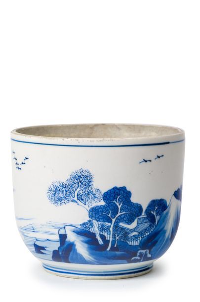 CHINE - PÉRIODE TRANSITION, XVIIE SIÈCLE Pot en porcelaine bleu blanc à décor d'un...