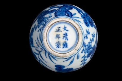 CHINE - XVIIIe siècle Petit pot en porcelaine bleu blanc à décor des trois amis de...