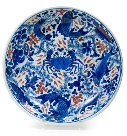 CHINE - EPOQUE KANGXI (1662 - 1722) Grande coupe en porcelaine à décor en bleu sous...