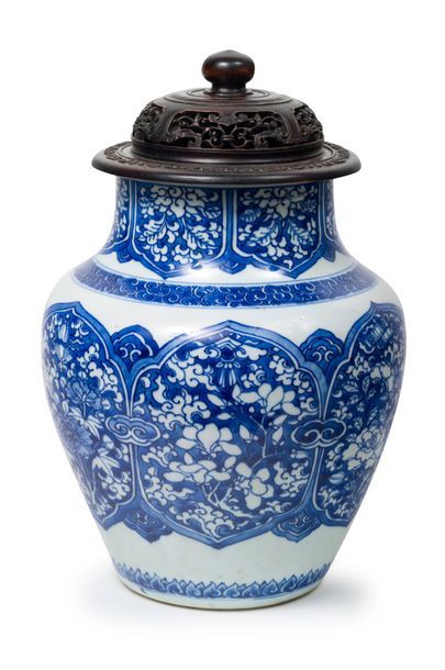 CHINE - EPOQUE KANGXI (1662 - 1722) Pot en porcelaine à décor en bleu sous couverte...