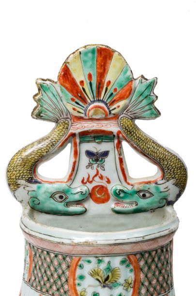 CHINE - EPOQUE KANGXI (1662 - 1722) Fontaine en porcelaine à décor en émaux polychromes...