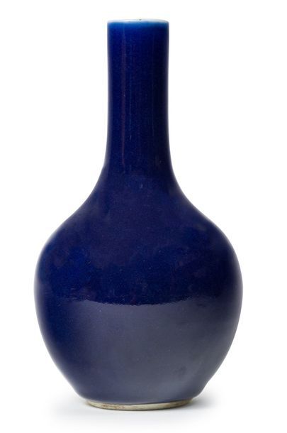 CHINE - XVIIIe siècle Vase de forme bouteille en porcelaine émaillée bleu foncé.
H....