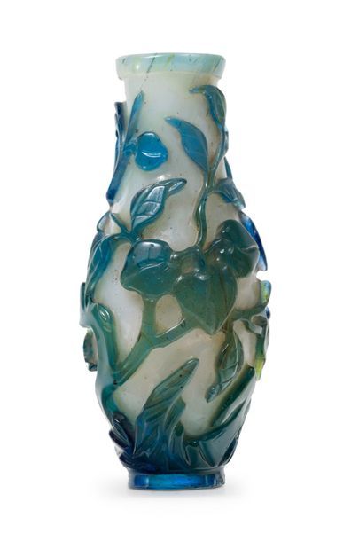 CHINE - XVIIIe siècle Petit vase en verre overlay vert bleu turquoise sur fond blanc...