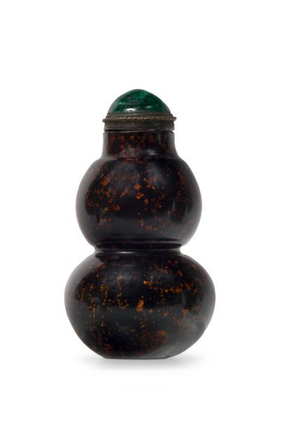 CHINE - XIXe siècle Flacon tabatière en verre aventuriné sur fond noir de forme double...