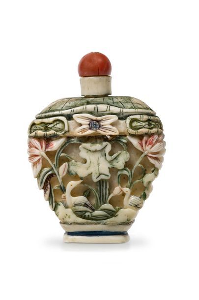 CHINE - XIXe siècle * Flacon tabatière tronconique à facettes côtelées en verre rouge...