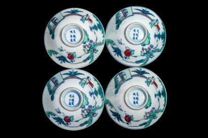 CHINE - EPOQUE KANGXI (1662 - 1722) Quatre coupes en porcelaine décorée en bleu sous...