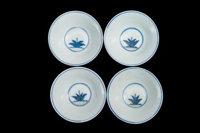 CHINE - EPOQUE KANGXI (1662 - 1722) Quatre coupes en porcelaine décorée en bleu sous...