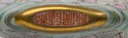 CHINE - Fin XIXe siècle Flacon tabatière de forme arrondie à épaules basses en porcelaine...