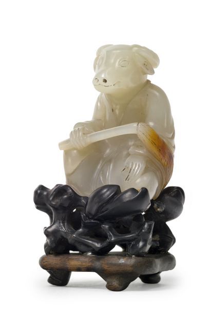 CHINE - Epoque QIANLONG (1736 – 1795) Petite statuette en néphrite céladon rouille,...
