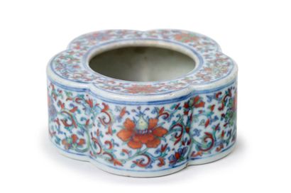 CHINE - XVIIIe siècle Lave-pinceaux de forme polylobée en porcelaine décorée en bleu...