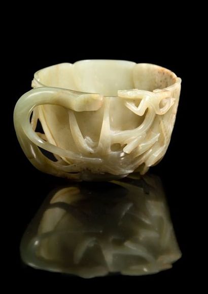 CHINE - XVIIe siècle Coupe en néphrite céladon en forme de fleur de lotus reposant...
