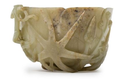 CHINE - XVIIe siècle Coupe en néphrite céladon en forme de fleur de lotus reposant...