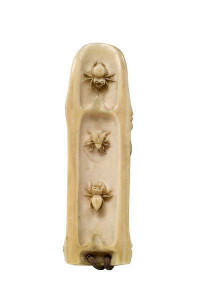 CHINE, Canton - XIXe siècle * Pendentif en ivoire sculpté en forme de bambou coupé...