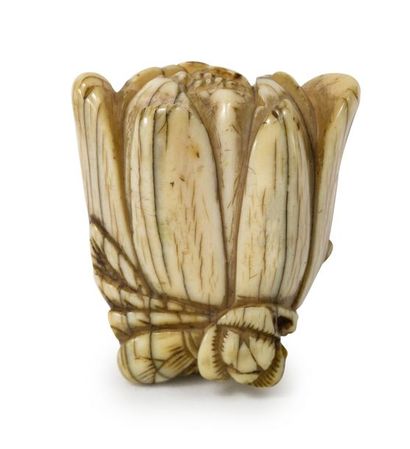 CHINE - XIXe siècle * Pendentif en ivoire sculpté en forme de magnolia.
(Gerces naturelles).
H....