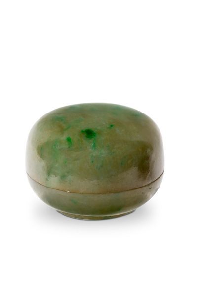 CHINE - XIXe siècle Boite ronde en jadéite grise avec inclusions vertes.
Diam. 4,3...