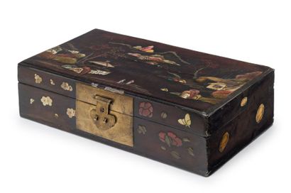 CHINE - EPOQUE KANGXI (1662 - 1722) Boite rectangulaire en bois laqué brun-noir à...