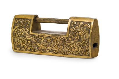 CHINE - XIXe siècle Petit cadenas en bronze doré à décor ciselé de lotus dans leur...