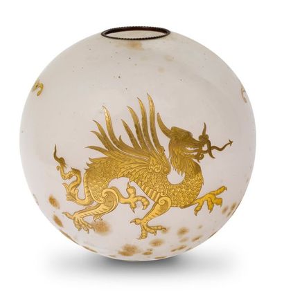 Dans le style chinois - Vers 1900 Globe en verre opaque à décor laqué or de dragons...