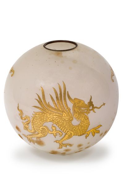 Dans le style chinois - Vers 1900 Globe en verre opaque à décor laqué or de dragons...