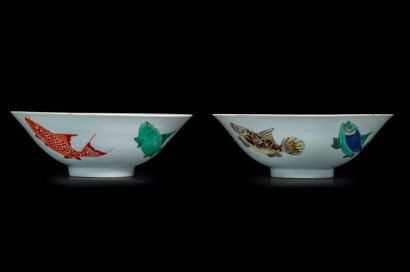 CHINE - EPOQUE KANGXI (1662 - 1722) Paire de bols en porcelaine décorée en émaux...