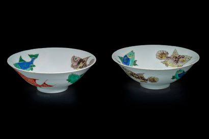 CHINE - EPOQUE KANGXI (1662 - 1722) Paire de bols en porcelaine décorée en émaux...
