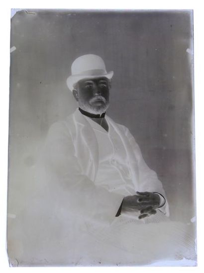 Robert de Semallé (1839-1946) Ensemble de 32 négatifs au collodion sur verre représentant:
-...