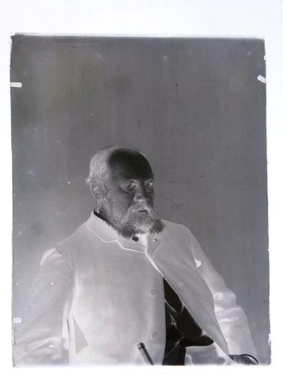 Robert de Semallé (1839-1946) Ensemble de 32 négatifs au collodion sur verre représentant:
-...
