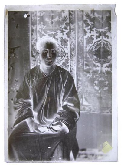 Robert de Semallé (1839-1946) Ensemble de 28 négatifs au collodion sur verre représentant:
-...
