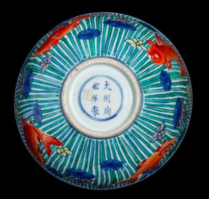 CHINE - EPOQUE KANGXI (1662 - 1722) Paire de bols en porcelaine décorée en bleu sous...