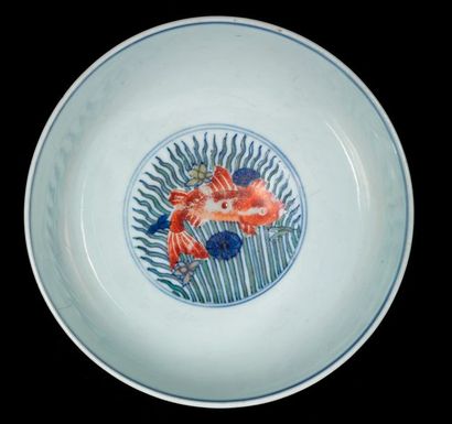 CHINE - EPOQUE KANGXI (1662 - 1722) Paire de bols en porcelaine décorée en bleu sous...