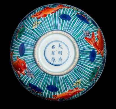 CHINE - EPOQUE KANGXI (1662 - 1722) Paire de bols en porcelaine décorée en bleu sous...