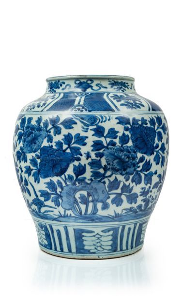 CHINE - EPOQUE WANLI (1573 - 1620) Jarre en porcelaine bleu blanc à décor sur la...