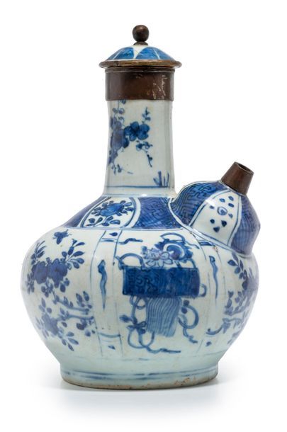CHINE - EPOQUE WANLI (1573 - 1620) Kendi en porcelaine à décor en bleu sous couverte...