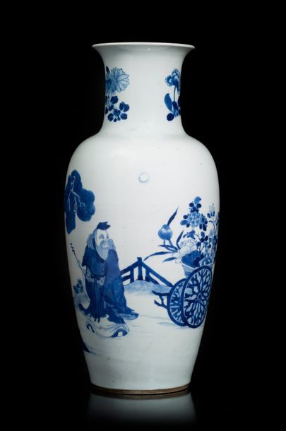 CHINE - EPOQUE KANGXI (1662 - 1722) Vase balustre à col évasé en porcelaine bleu...