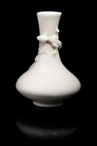 CHINE - EPOQUE KANGXI (1662 - 1722) Petit vase à panse basse en porcelaine émaillée...