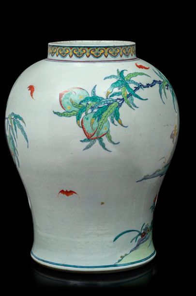 CHINE - XVIIIe siècle Vase balustre en porcelaine décorée en bleu sous couverte et...