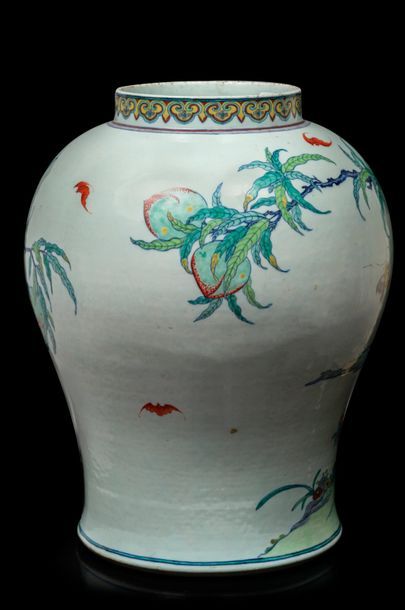 CHINE - XVIIIe siècle Vase balustre en porcelaine décorée en bleu sous couverte et...