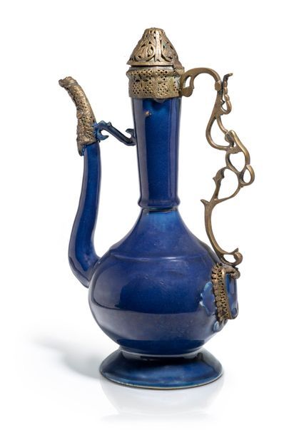 CHINE - XVIIIe siècle Aiguière sur pied en porcelaine émaillée bleu poudré, le corps...