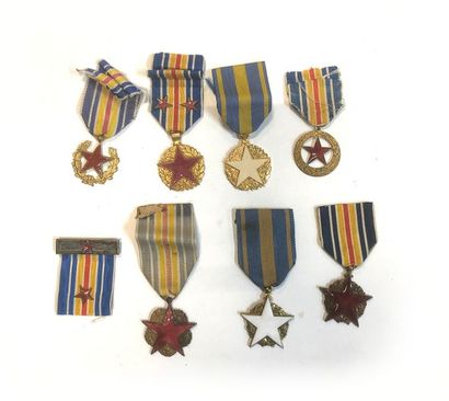 France MEDAILLE DES BLESSES
Ensemble comprenant:
- Cinq médailles des blessés militaires,...